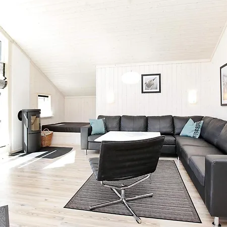 Dom wakacyjny Bright With Wood-burning Stove And Sauna Großenbrode